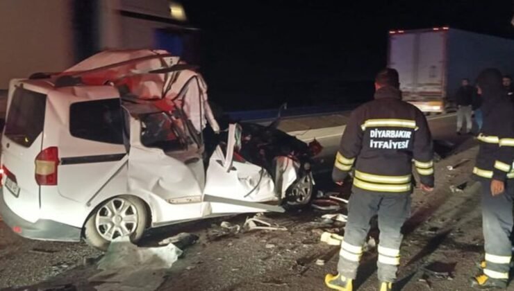 Diyarbakır'da hafif ticari araç TIR'a çarptı: 2 ölü
